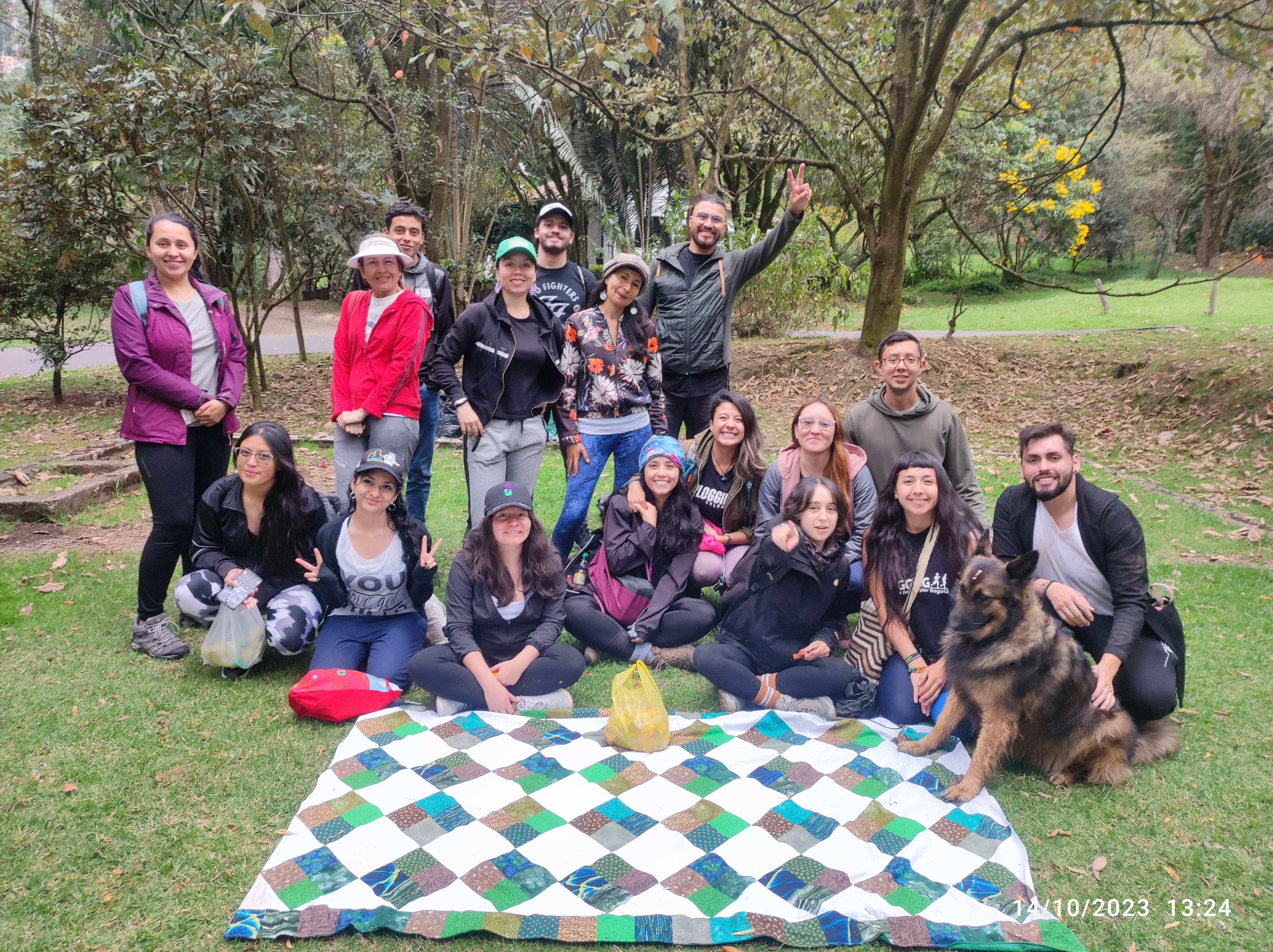 Grupo de participantes en picnic en el parque