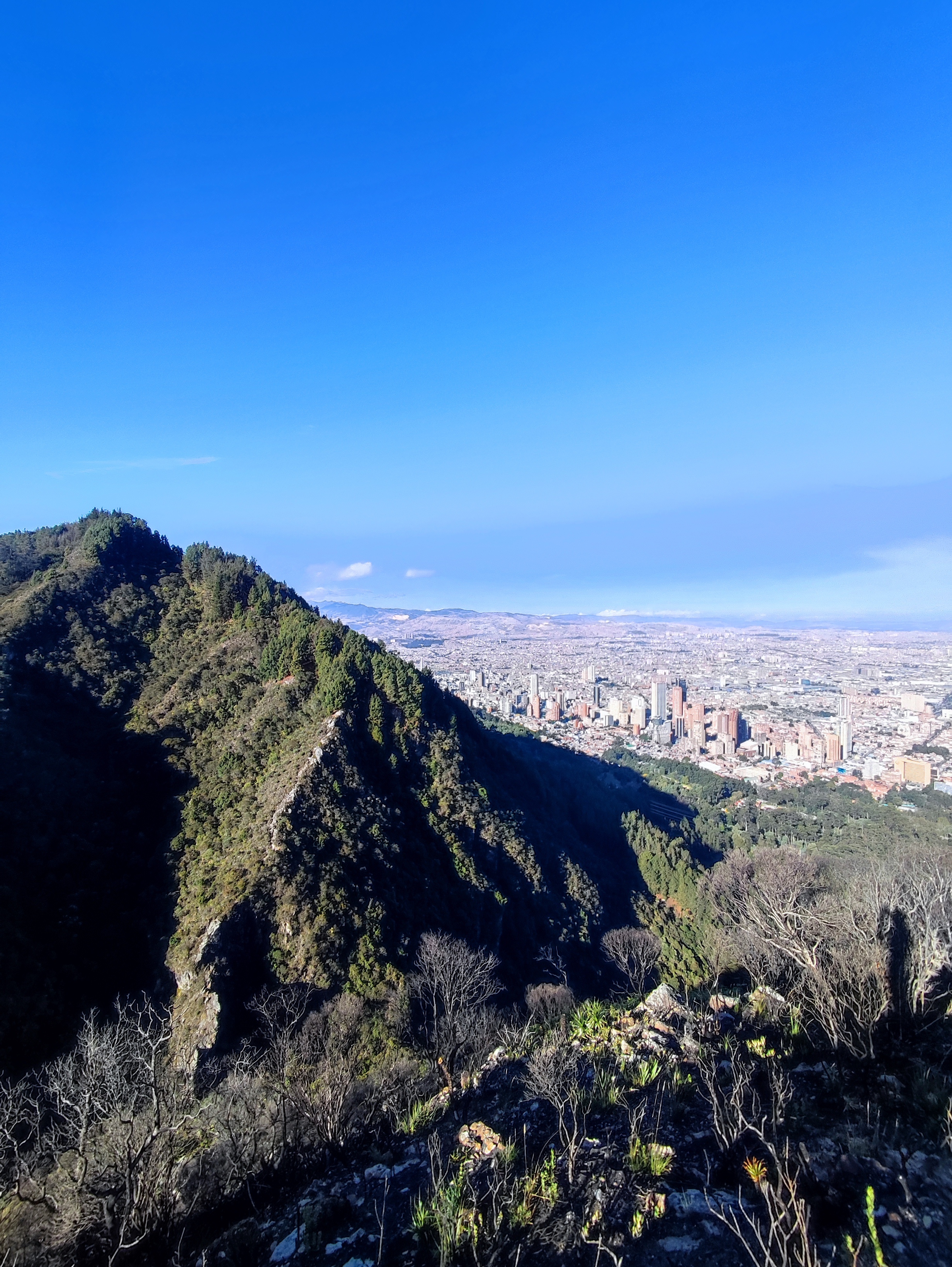 Vista panorámica de montañas en Bogotá
