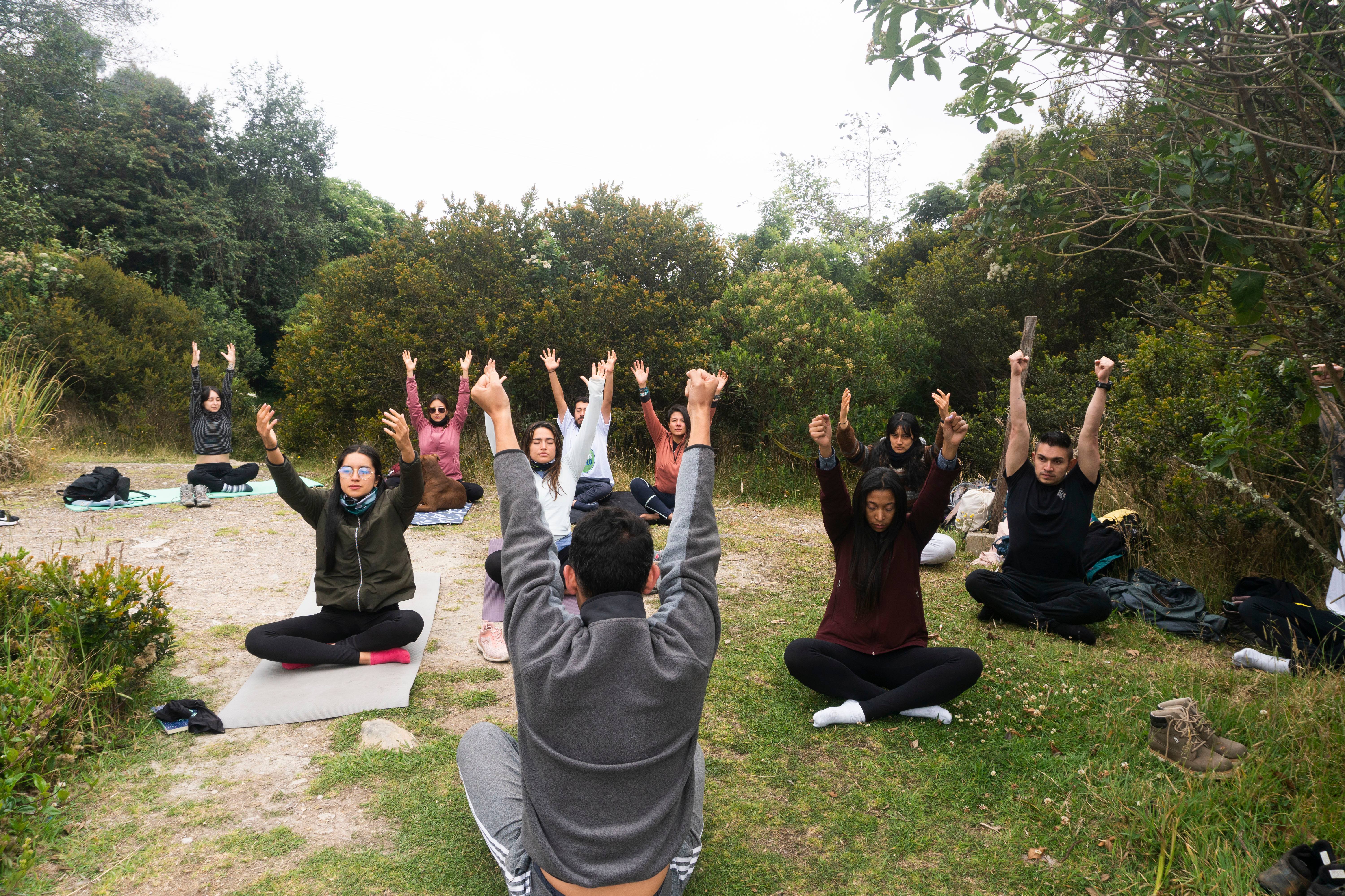 Sesión de yoga grupal al aire libre en la montaña
